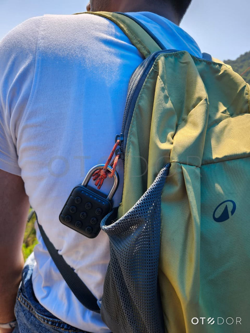 lifestyle backpack: VAULTEX locking a backpack zip
